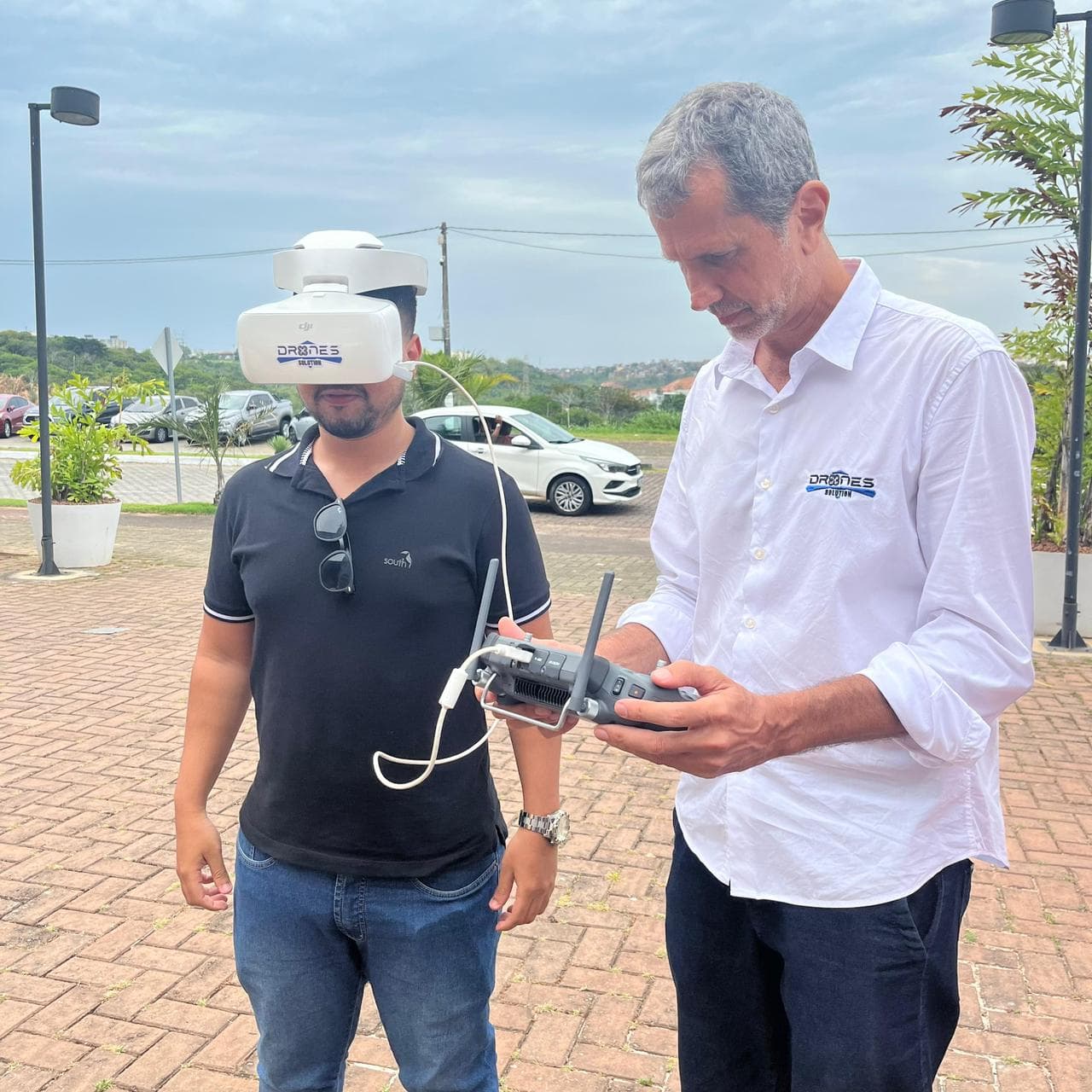 Piloto operando drone em treinamento